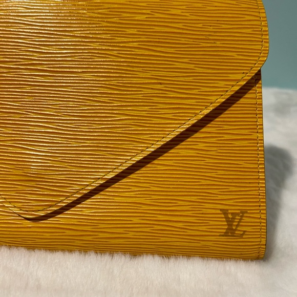 Louis Vuitton Clutch Epi Yellow. Authentic and pre-owned. - Picture 3 of 10